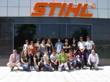 : O grupo de estudantes da Escola Secundária da Cidadela, junto às instalações da STIHL