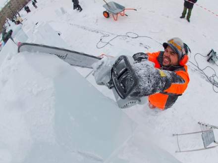 :Concurso: XI edição concurso internacional de escultura em gelo em Khabarovsk, RússiaImagem: Preparação bloco de gelo para produção do trabalho "Despertar"Escultor: Rodrigo Ferreira 